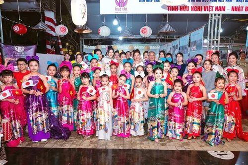 Ấn tượng bộ sưu tập Áo dài tôn vinh văn hóa Việt - Nhật
