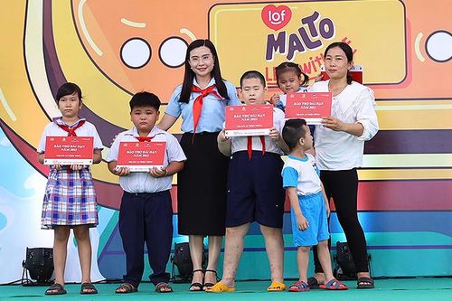 Trao kinh phí bảo trợ thiếu nhi Tây Ninh mồ côi do Covid-19