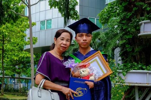 Nghị lực phi thường của nam sinh khuyết tật tốt nghiệp với tấm bằng loại Giỏi