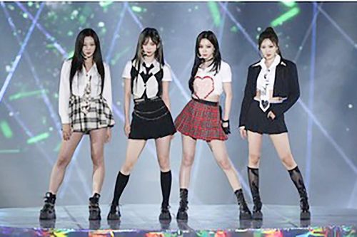Bản sắc K-pop đang… lạc nhịp?
