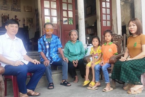 Ông bà 80 tuổi nuôi cháu đến trường