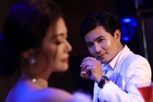 Diễn viên Kiều Anh chụp ảnh tình tứ bên Quang Sự phim Gia đình mình vui bất thình lình