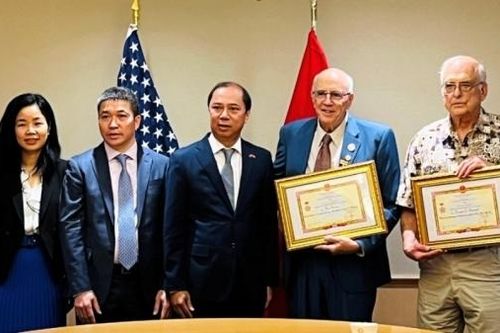 Trao tặng Kỷ niệm chương 'Vì hòa bình, hữu nghị giữa các dân tộc' cho một số bạn bè của Việt Nam tại Hoa Kỳ