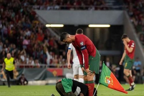 Fan cuồng đột nhập vào sân quỳ lạy Ronaldo