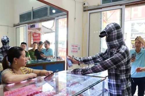 Thanh niên dùng bình xịt hơi cay cướp tiệm vàng