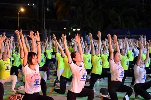 Hơn 1.500 người đồng diễn Yoga trên bờ biển Đà Nẵng