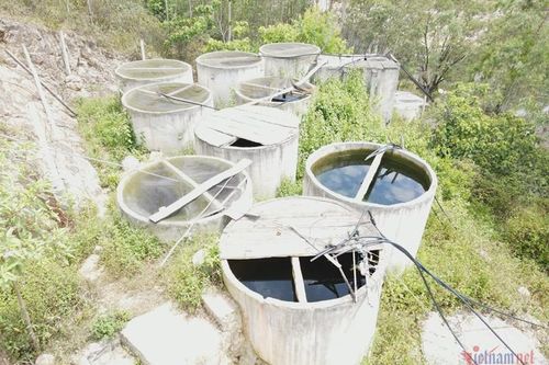 Hàng trăm hộ dân phải mua nước giếng khoan tanh chua giá cao