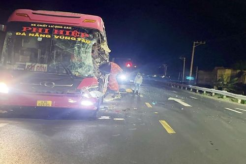 2 xe khách đâm nhau làm 2 người chết, 9 nạn nhân bị thương