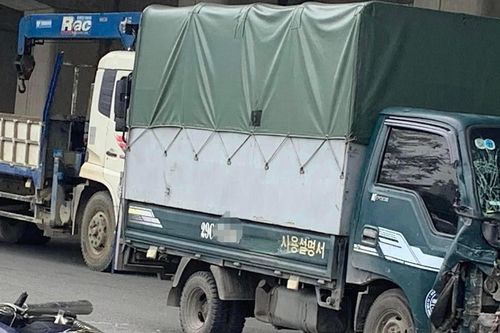 Thanh niên đi xe máy không biển kiểm soát, tông thẳng vào đầu ô tô tải