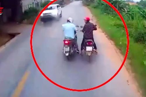 Nóng trên đường: Toát mồ hôi hột với những pha xử lý 'độc lạ' của các chị em