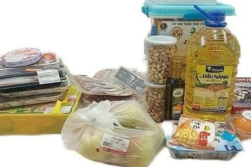 Cả gia đình đi ô tô đến siêu thị tranh thủ trộm cắp