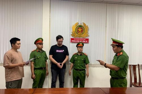 Người đàn ông ngoại quốc điều hành đường dây 'cho vay lãi nặng' lên đến 1.379%/năm