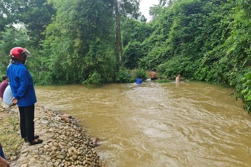Nỗ lực tìm kiếm cháu bé mất tích khi trượt chân xuống suối