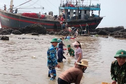 Một tàu cá của ngư dân Nghệ An bị sóng biển đánh dạt găm vào dãy đá ngầm
