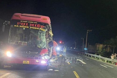 Hai ô tô khách va chạm khiến 2 người chết, nhiều người bị thương