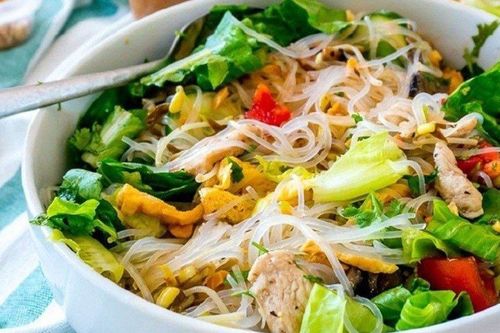 Món ngon cuối tuần: Bún gà trộn thanh nhẹ, dễ ăn mà đủ chất