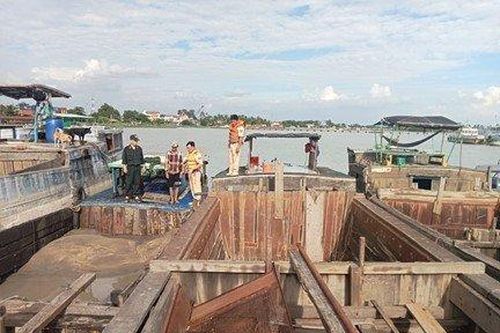 Đồng Nai: Bắt giữ 2 phương tiện khai thác cát trái phép
