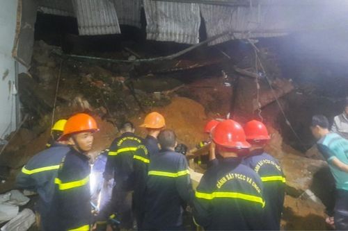 Taluy bất ngờ sập trong đêm mưa, vùi lấp 2 vợ chồng đang ngủ