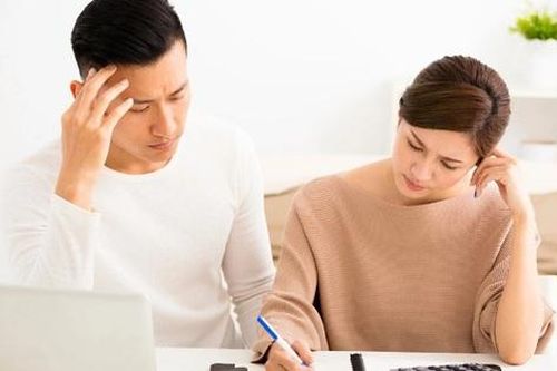 Sau 1 lần đi chợ, chồng quyết định đưa thẻ lương cho tôi giữ