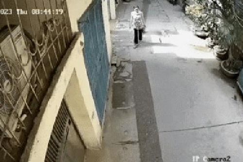 Người phụ nữ bị giật dây chuyền trên phố Hà Nội, camera an ninh ghi lại khoảnh khắc nguy hiểm