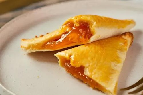 Làm bánh nhân mứt quýt từ bánh mì sandwich đơn giản, ngon miệng