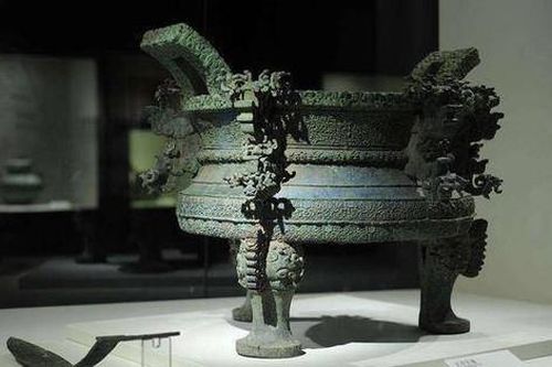 Hồ nước giảm 100 mét trong một đêm, chuyên gia đến khai quật, không ngờ đụng độ '6 rồng vàng'