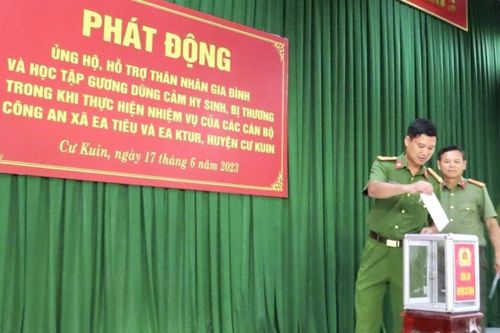 Công an huyện Cư Kuin quyên góp, hỗ trợ gia đình cán bộ, chiến sĩ hi sinh trong vụ tấn công ở Đắk Lắk