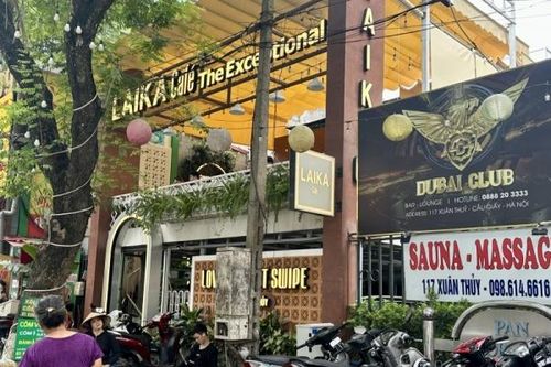 Hà Nội: Hàng loạt thương hiệu, cửa hàng 'trưng' điện lãng phí giữa ban ngày