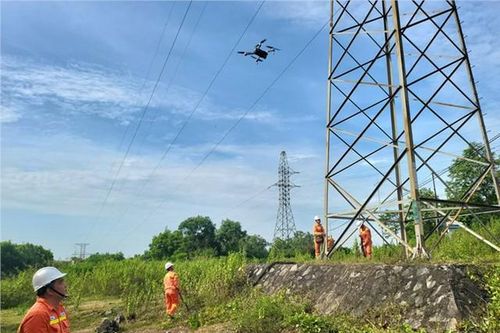 Căng mình bảo đảm an toàn lưới truyền tải đưa điện ra miền Bắc