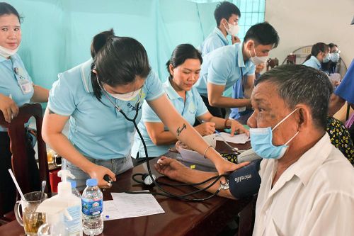 Khám bệnh, tặng quà cho 200 người dân phường Núi Voi