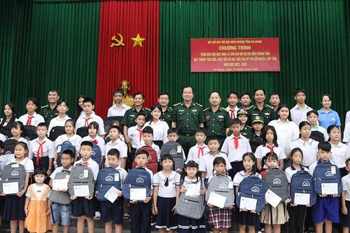 An Giang tặng quà cho học sinh là con cán bộ, con nuôi đồn biên phòng