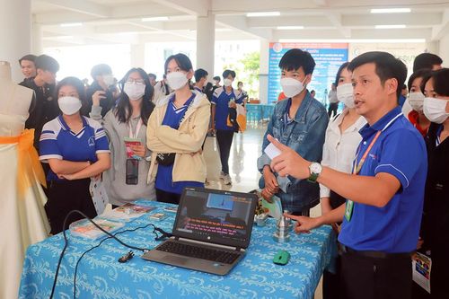 Hơn 800 học sinh THPT được Trường Cao đẳng Nghề An Giang tư vấn hướng nghiệp