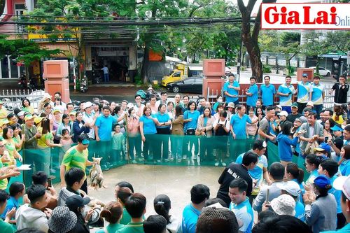 Rộn rã tiếng cười tại hội thi các trò chơi dân gian