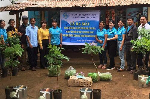 Trao mô hình 'nuôi ngan sinh sản' cho phụ nữ có hoàn cảnh khó khăn tại làng Pyầu