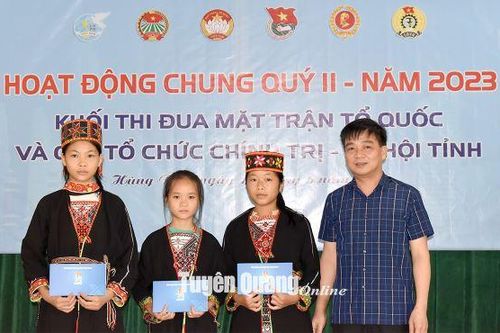Khối thi đua Mặt trận Tổ quốc và các tổ chức chính trị - xã hội tham gia 3 cùng với nhân dân