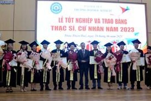 Trường đại học Kinh tế trao bằng cho 96 tân thạc sĩ và 353 tân cử nhân