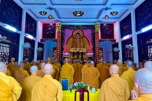 Chư Tăng Ni các trường hạ tại H.Bình Chánh Bố-tát, tụng giới kỳ đầu tiên trong mùa An cư