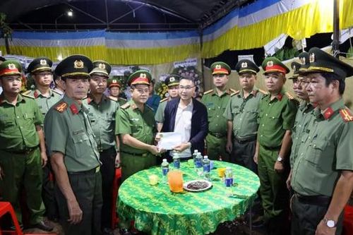 Công an tỉnh Tây Ninh sẻ chia đau thương với gia đình các liệt sĩ và CBCS bị thương ở Đắk Lắk