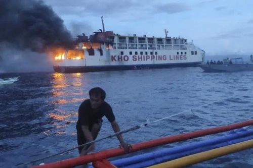 Phà chở 120 người bốc cháy trên biển Philippines