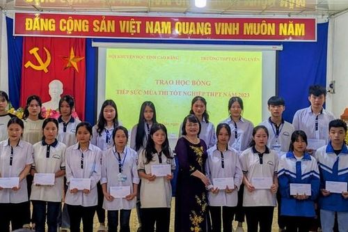 Cao Bằng: Trao 60 suất học bổng tặng học sinh hoàn cảnh khó khăn tham gia kỳ thi tốt nghiệp trung học phổ thông 2023