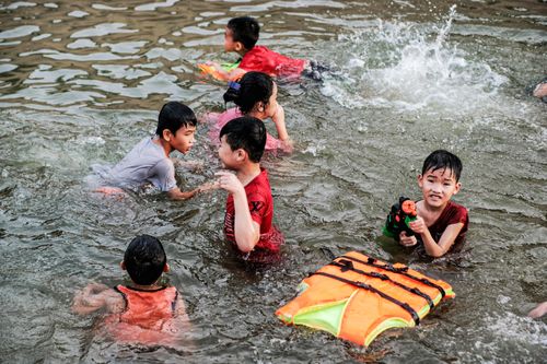 Đoạn mương dài gần 10km trở thành nơi giải nhiệt cho trẻ em Hà Nội