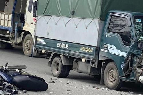 Một thanh niên nguy kịch khi xe máy đấu đầu với xe tải