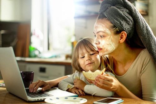 Những phụ nữ bị 'rút cạn' thời gian