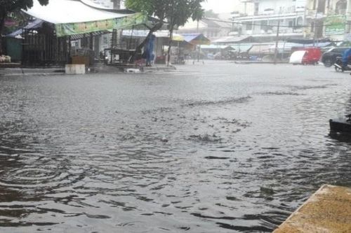 Mưa lớn, nhiều tuyến đường ở thành phố Bạc Liêu ngập nặng