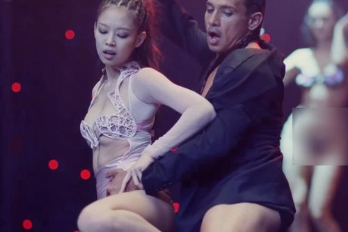 Vũ đạo của Jennie trong 'The Idol' tiếp tục bị chỉ trích gợi dục