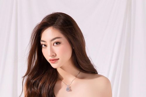 Váy xuyên thấu của Lương Thùy Linh
