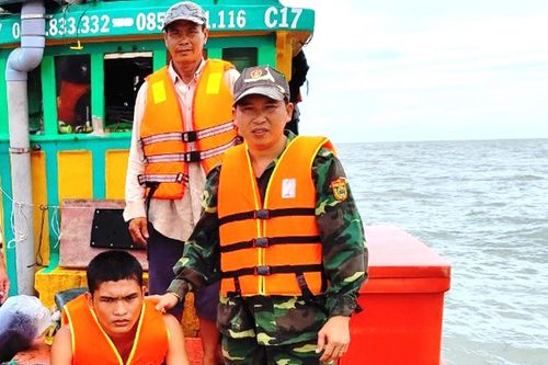 Bộ đội biên phòng cứu một người ôm can nhựa trôi trên biển