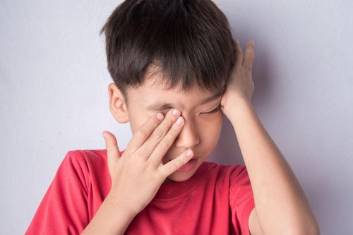 Dấu hiệu nhận biết trẻ bị khô mắt
