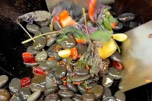 Món sỏi đá xào ớt ở Trung Quốc