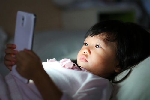 Xem TV, điện thoại nhiều có khiến trẻ mắc chứng tự kỷ không?